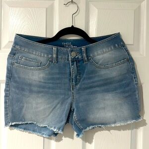 Time AND TRU size 4 Mid Rise Light Wash Denim Stretch Short